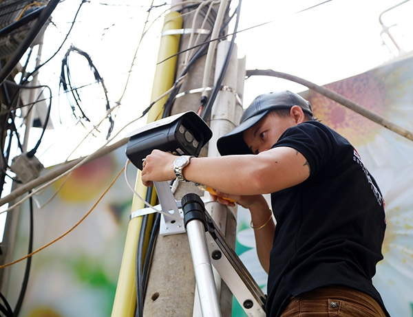 Lắp đặt camera an ninh tại đường Nam Kỳ Khởi Nghĩa, Phường 1, TP Đà Lạt. Ảnh: C.T