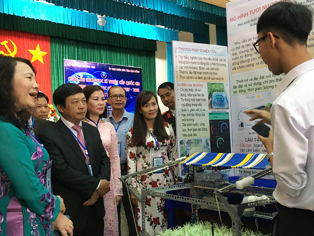 Lãnh đạo Bộ GDĐT và tỉnh Lâm Đồng tham quan các gian trưng bày của học sinh dự thi