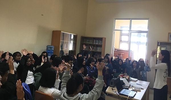 Sinh viên được giao lưu với giảng viên các khoa