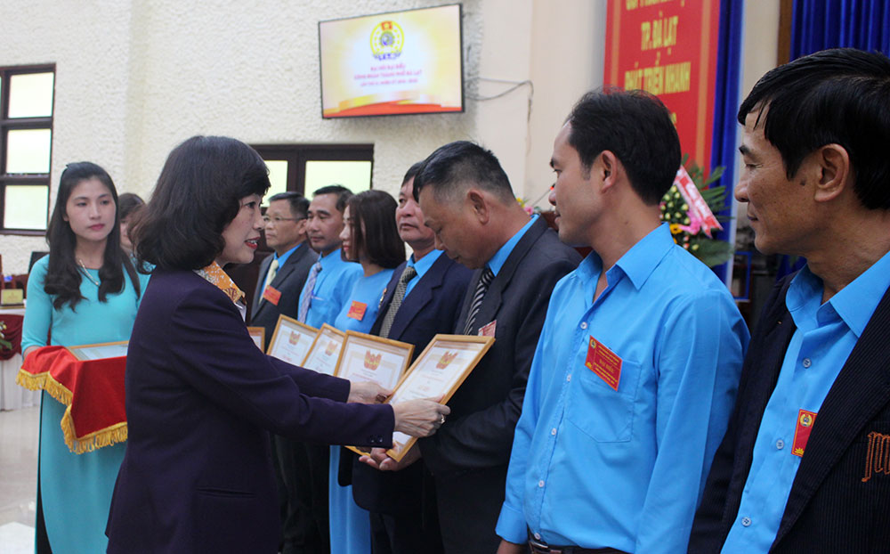 Ban Chấp hành Đảng bộ Đà Lạt tặng Đại hội Công đoàn TP.Đà Lạt lần thứ IX, nhiệm kỳ 2018-2023 bức trướng mang dòng chữ: “Đổi mới, dân chủ, đoàn kết, trách nhiệm, hiệu quả; xây dựng TP.Đà Lạt phát triển toàn diện, bền vững, văn minh, hiện đại”.