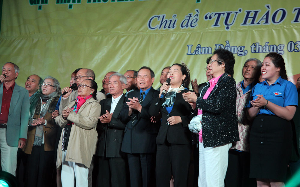 Các cựu cán bộ Đoàn khu VI cùng hòa lời ca tiếng hát với các bạn Đoàn viên thanh niên Lâm Đồng