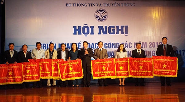 Tặng cờ thi đua cho 10 đơn vị dẫn đầu phong trào thi đua