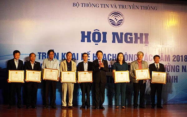 Tặng Bằng khen cho các tập thể, cá nhân xuất sắc