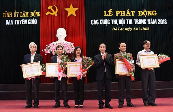 BTC trao giải Cuộc thi tìm hiểu lịch sử quan hệ đặc biệt Việt Nam- Lào, Lào- Việt Nam