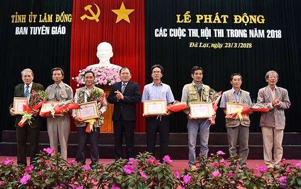 BTC trao giấy chứng nhận cho các tác giả đạt giải với chủ đề Học tập và làm theo tấm gương đạo đức Hồ Chí Minh