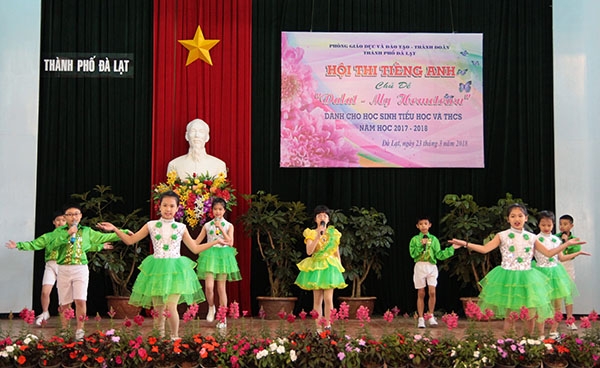 Các phần thi được lồng ghép trong các tiết mục văn nghệ tạo nên không khí sôi nổi, hấp dẫn