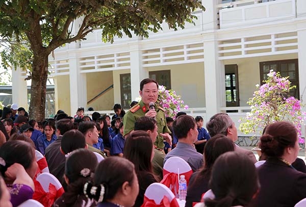 Gần 1.000 học sinh tham gia truyền thông phòng chống tội phạm "Kết nối an toàn"