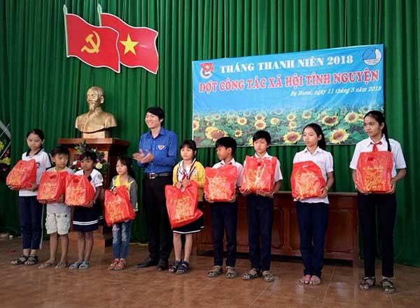 Huyện Đoàn Đạ Huoai trao quà cho học sinh nghèo