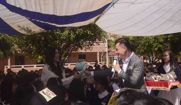 Học sinh hào hứng giao lưu trả lời câu về phòng, chống ma tuý, tệ nạn xã hội với MC Danh Tùng