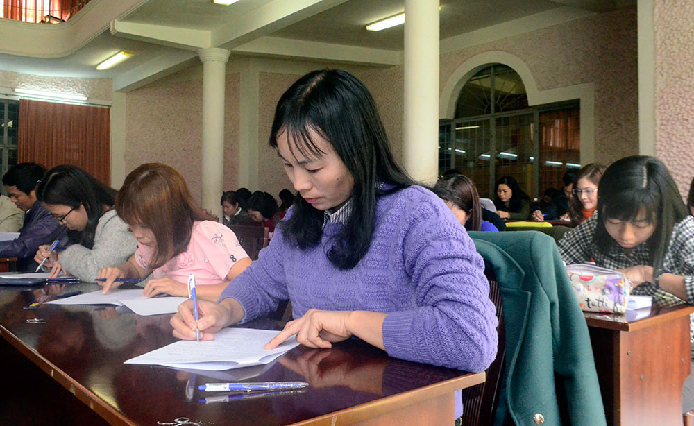 Giáo viên tham dự phần thi năng lực