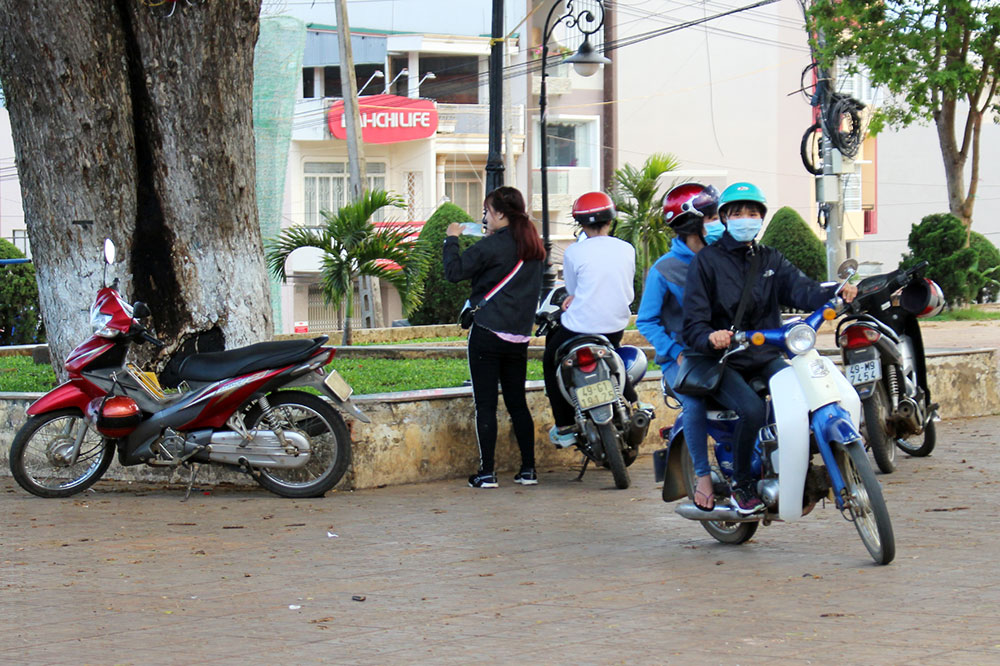 Nên cấm xe máy chạy trong công viên