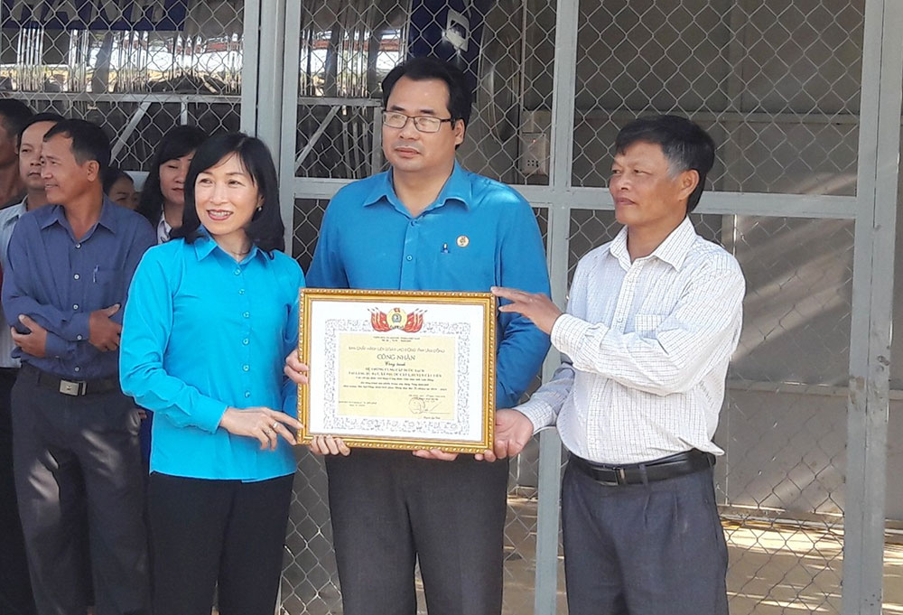 Công đoàn Viên chức tỉnh: Tặng công trình nước sạch cho đồng bào dân tộc thiểu số
