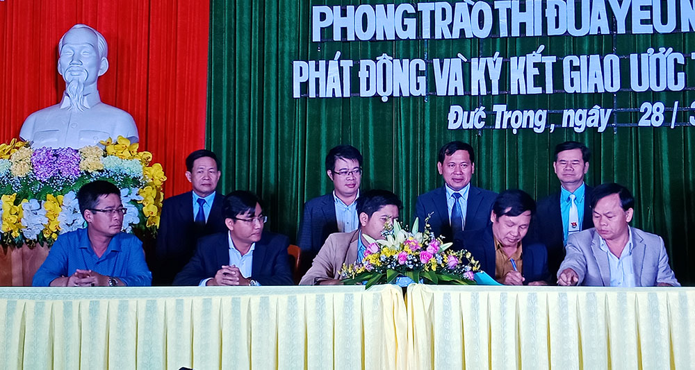 Các đơn vị, xã, thị trấn cùng ký kết giao ước thi đua
