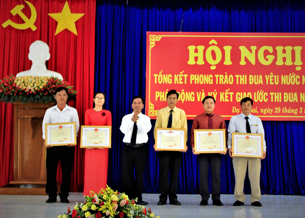 Đạ Huoai: Thực hiện kịp thời công tác khen thưởng, nêu gương đột xuất