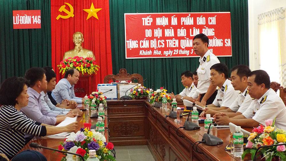 Tặng gần 200 ấn phẩm báo chí cho cán bộ, chiến sĩ Trường Sa