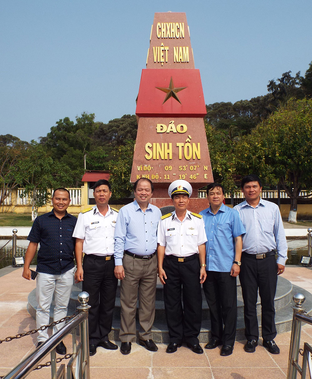 Lãnh đạo Hội nhà báo tỉnh, Sở Thông tin truyền thông chụp hình lưu niệm cùng mô hình cột mốc chủ quyền ở Lữ đoàn Trường Sa 146