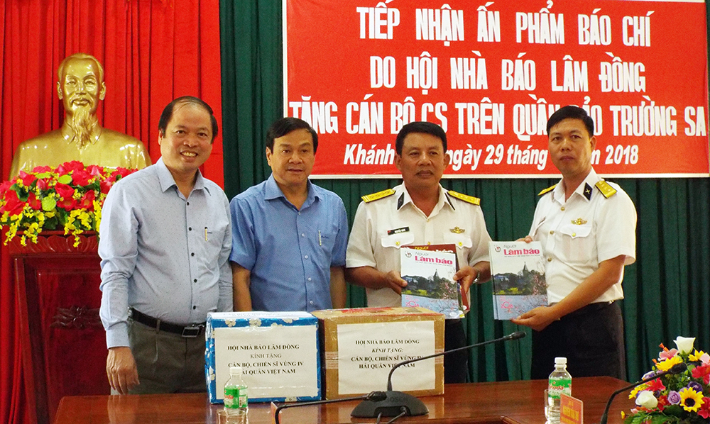 Ông Nguyễn Viết Vân và ông Nguyễn Thanh Nhân trao tặng ấn phẩm báo chí cho cán bộ, chiến sĩ Trường Sa
