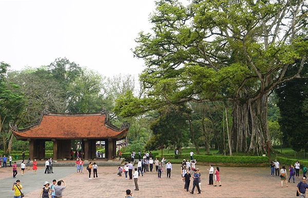 Các đại biểu tham quan Khu di tích quốc gia đặc biệt Lam Kinh