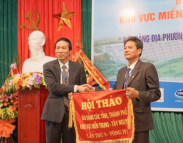 Tổng biên tập Báo Thanh Hóa trao Cờ Đăng cai cho Tổng biên tập Báo Đăk Nông