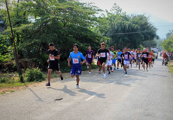 Hơn 100 VĐV tham gia giải Việt dã truyền thống huyện Đạ Huoai