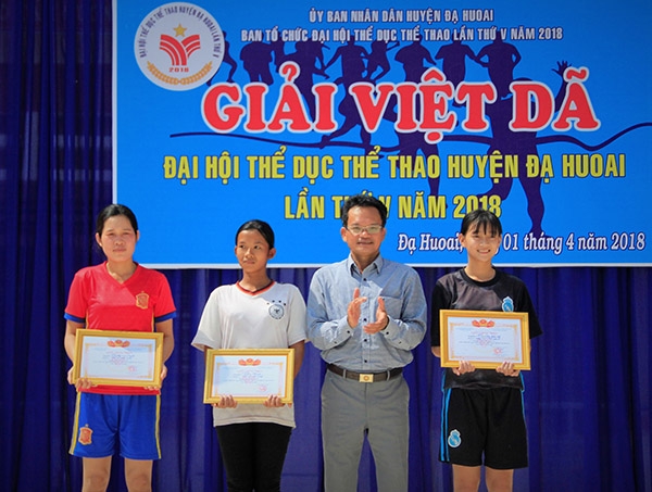 Trao giải cho các VĐV nữ xuất sắc