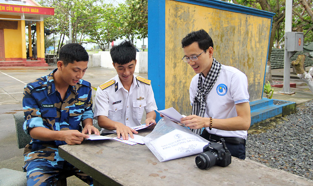 Yêu thương gửi ra biển đảo
