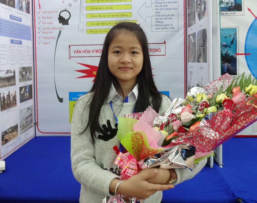 Cô học trò nặng lòng với văn hóa truyền thống dân tộc H'Mông