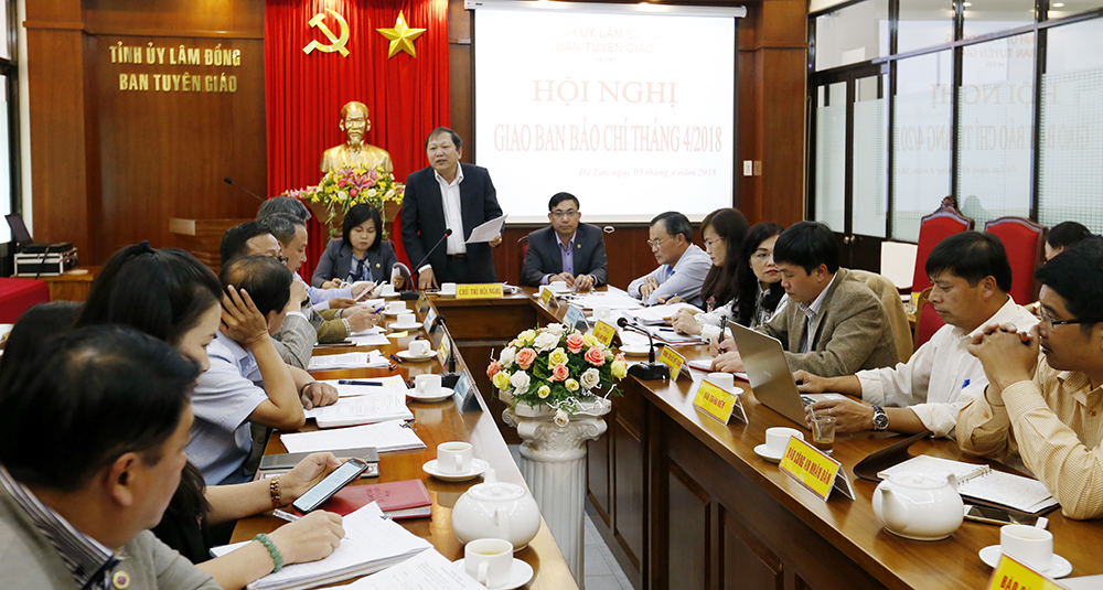 Ô nhiễm môi trường, thu hồi phụ cấp giáo viên được báo chí quan tâm