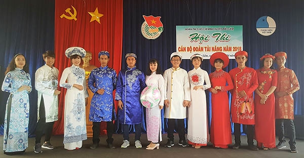 Các thi sinh thể hiện phần thi trình diễn áo dài truyền thống