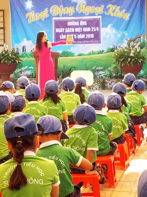 Cô Nguyễn Thị Minh Dụng – Cán bộ thư viện tỉnh giới thiệu sách hay “Tất tần tật câu hỏi quái đản tại sao” cho các em