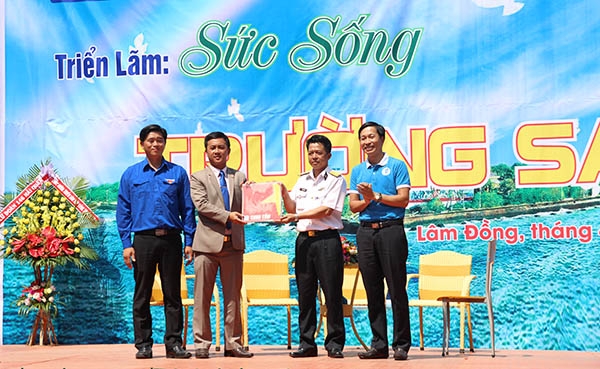 CLB Tuổi trẻ vì biển đảo quê hương trao tặng lá cờ lưu niệm cho Tỉnh Đoàn Lâm Đồng