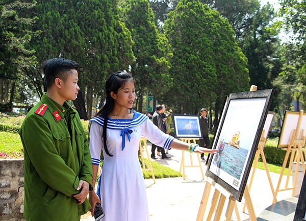 Các bạn ĐVTN thích thú với các bức ảnh trong triển lãm