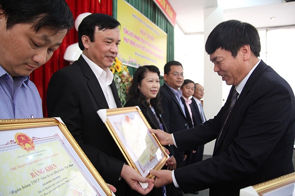 Các cá nhân tập thể nhận bằng khen của Chủ tịch UBND tỉnh