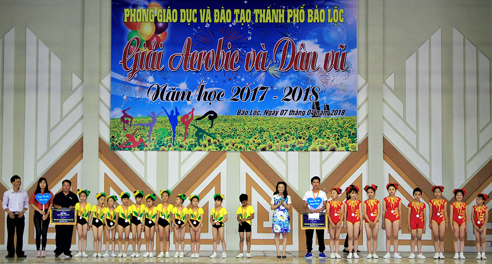 Ban tổ chức trao giải cho các đội xuất sắc nội dung dân vũ