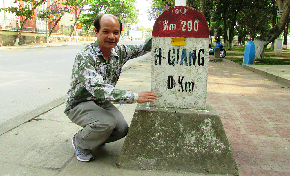 Tác giả bên cột mốc 0km nơi địa đầu đất Việt