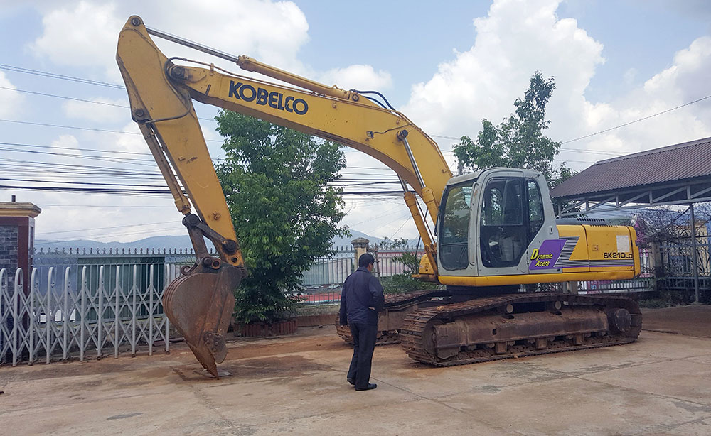 Phương tiện san bạt đất trái phép bị cơ quan chức năng Lạc Dương tạm giữ chờ xử lý