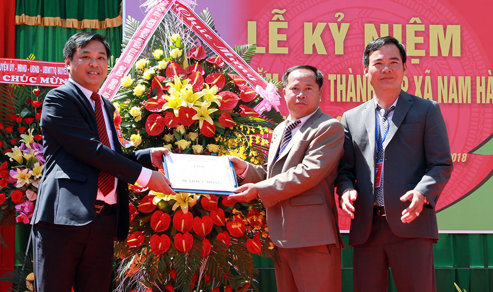 Lãnh đạo Quận Hoàn Kiếm tặng hoa và quà cho xã Nam Hà