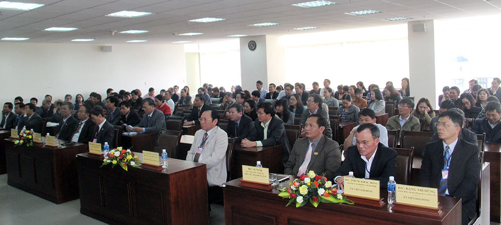Các ủy viên hội đồng thi tuyển và các trưởng, phó phòng, chuyên viên các sở ngành, cùng 4 thí sinh tham dự lễ khai mác kỳ thi