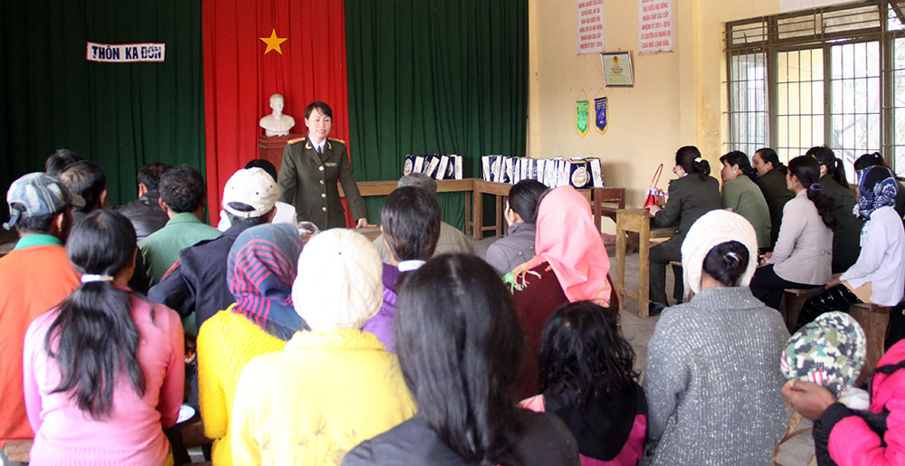 Phụ nữ công an thực hiện "5 không, 3 sạch"