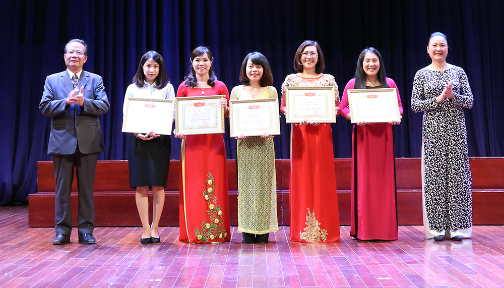 Bà Đàm Thị Kinh - Giám đốc Sở GDĐT và ông Nguyễn Xuân Ngọc - Chủ tịch Hội khuyến học Lâm Đồng trao giấy khen cho các giáo viên đạt giải nhất