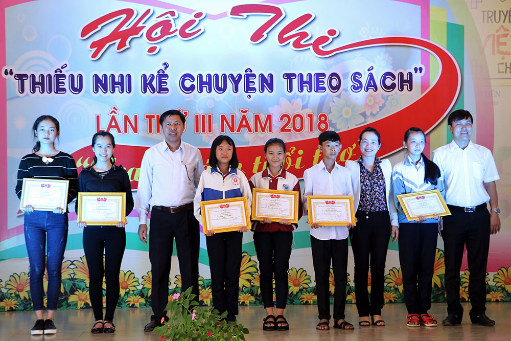 Ban tổ chức trao giải cho các thí sinh