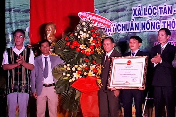 Xã Lộc Tân đón Bằng công nhận xã đạt chuẩn NTM