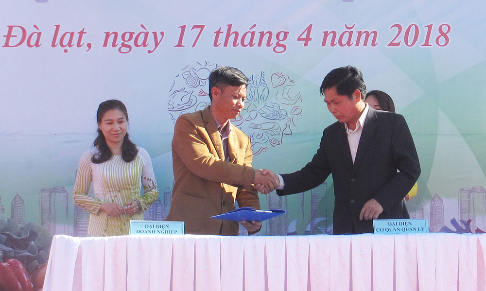 Giám đốc HTX Anh Đào ký cam kết hưởng ứng Tháng hành động vì ATTP với Chi cục trưởng Chi cục quản lý nông lâm sản và thủy sản