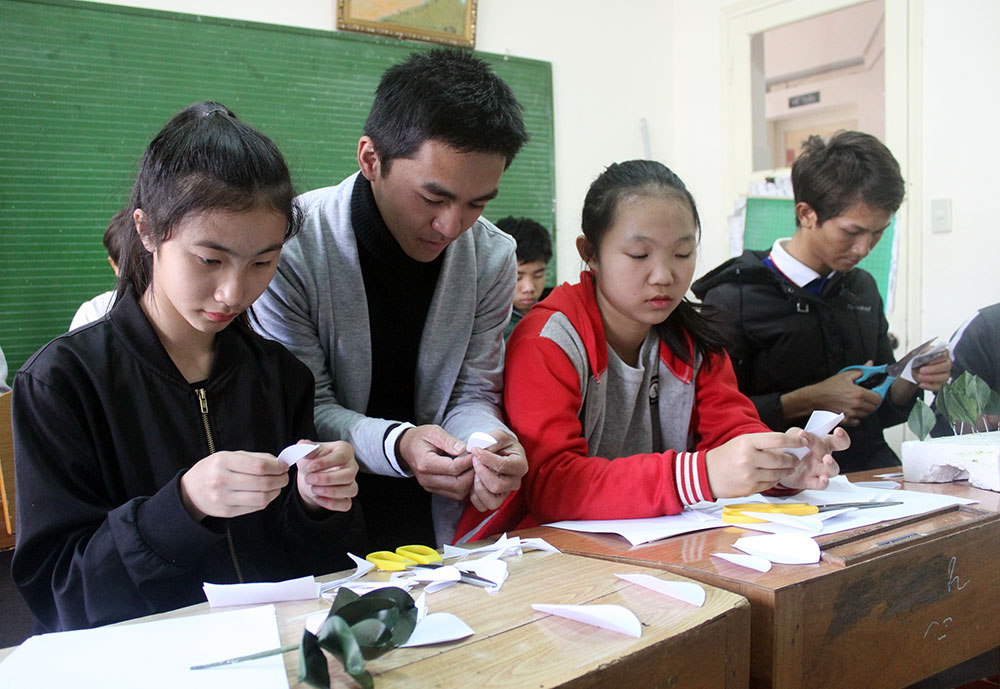 Học sinh khiếm thính học làm hoa giấy