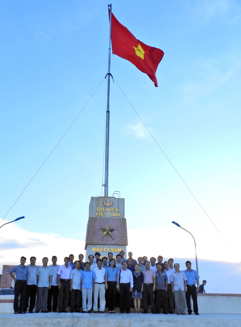 Cờ Tổ quốc tung bay trên đảo Lý Sơn. Ảnh: U.T.B 
