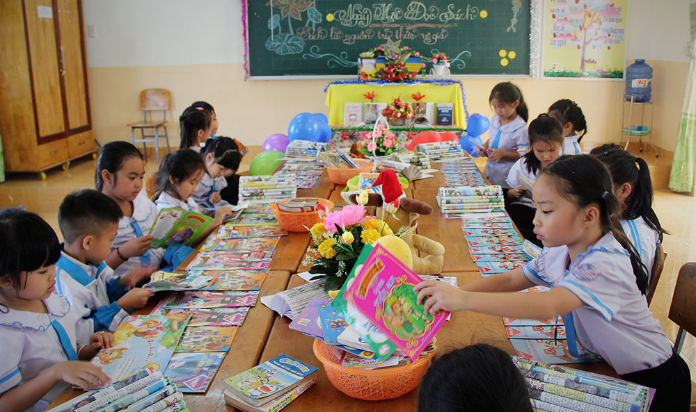 Thư viên “mi ni” được bố trí trong lớp học thu hút đông đảo học sinh tham gia đọc sách
