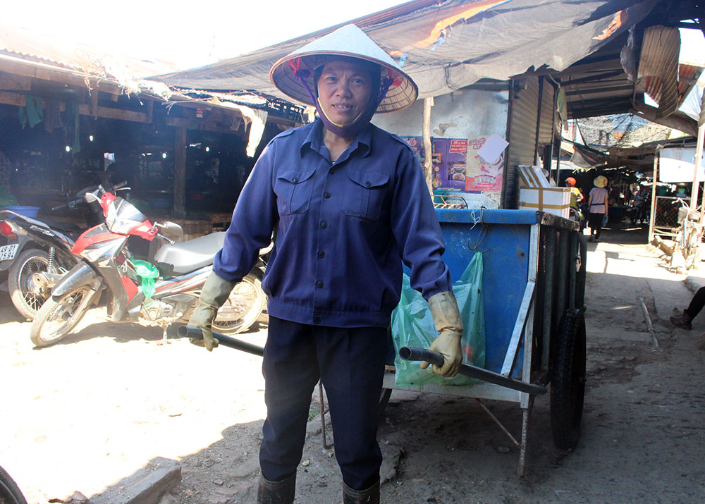 Phía sau tiếng chổi...