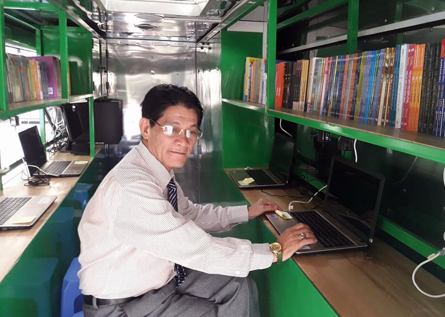 Xe ô tô thư viện lưu động được trang bị hơn 4000 cuốn sách, 6 máy tính, 1 máy chủ, phần mềm, máy chiếu, vô tuyến
