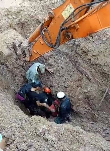 Cứu hộ thành công 2 vợ chồng bị đất chôn vùi hơn 30 phút dưới hố sâu