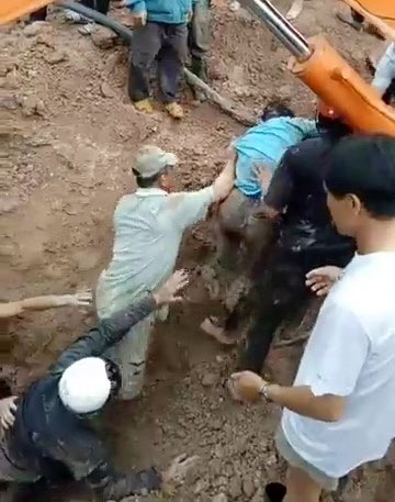 Đưa 2 nạn nhân ra khỏi hố sâu